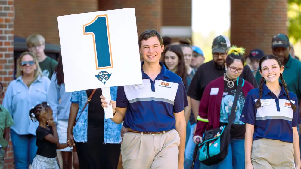 utm-preview-day-with-two-students
