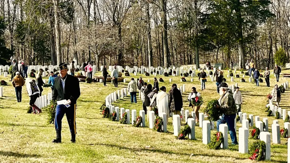 fort-d-wreaths-crowd