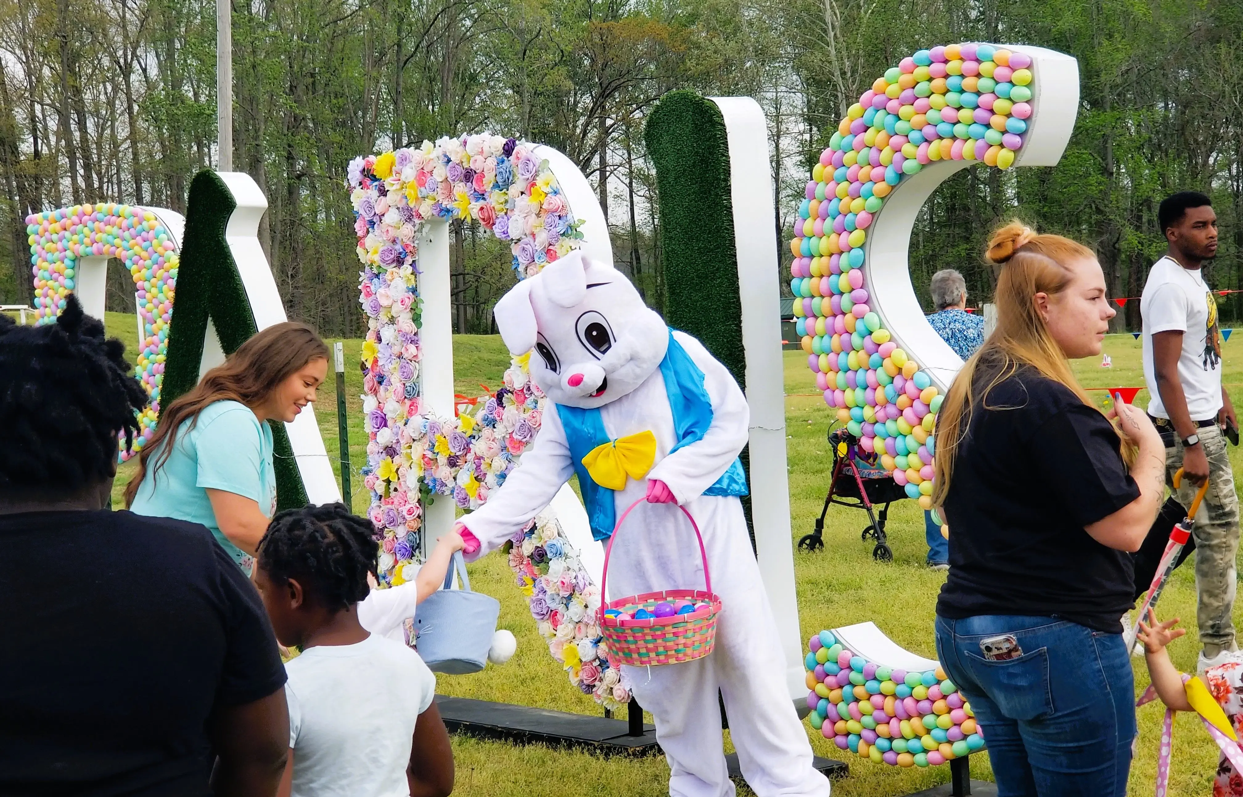 Hundreds Hop Over To Eiffel Tower Park For Easter Egg Hunt | radio NWTN