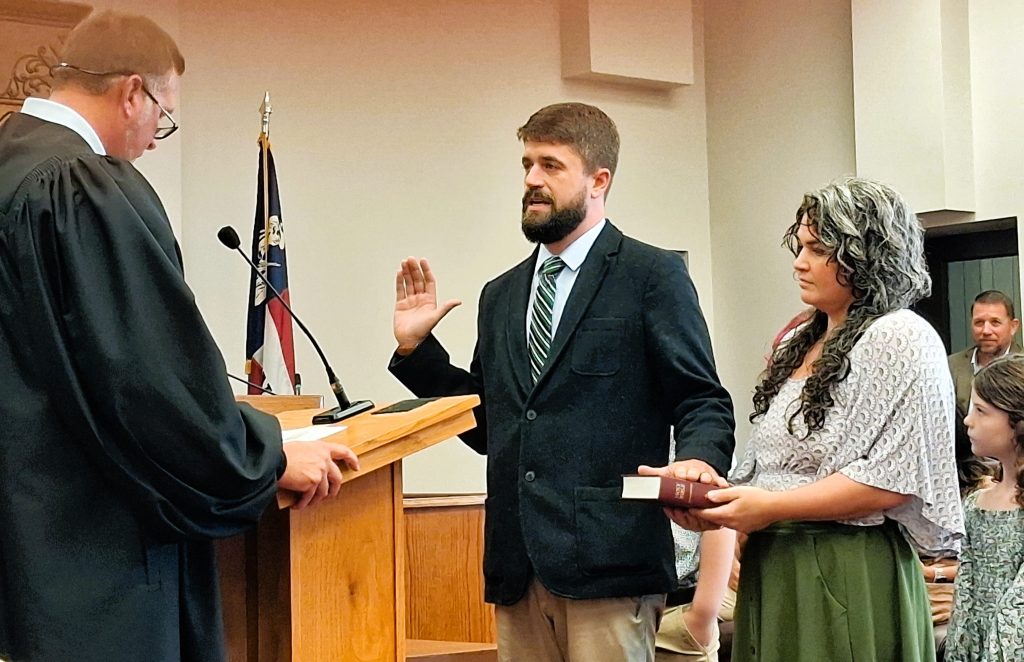 New County Mayor Jonathan Lodge, County Officials Sworn In
