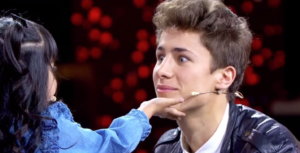 Mayte from Pequeños Gigantes sings to Juanpa Zurita