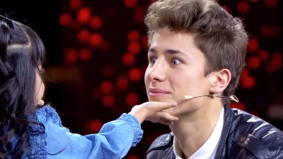 Mayte from Pequeños Gigantes sings to Juanpa Zurita