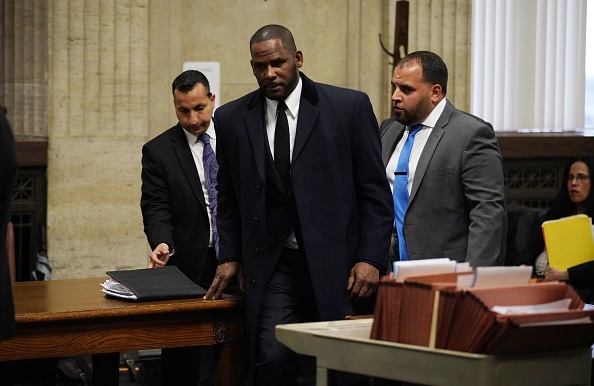 R. Kelly (C) appears at a hearing before Judge Lawrence Flood at Leighton Criminal Court Building in Chicago on May 7, 2019. - Kelly is charged with 10 counts of aggravated sexual abuse.