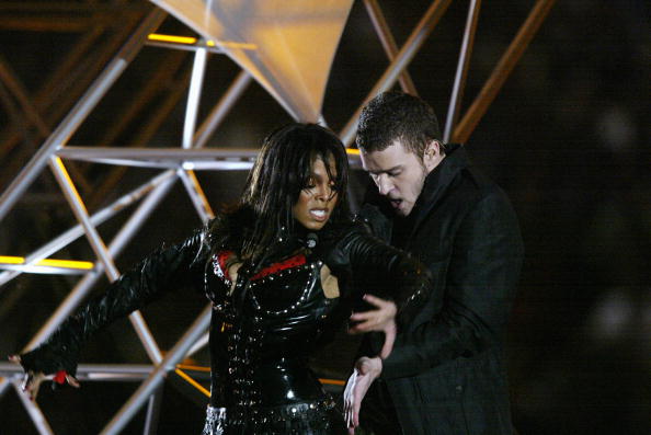 Justin Timberlake Facing Backlash Again Over '04 Super Bowl Show + Janet Jackson's Stylist Speaks Out - Vimarsana News