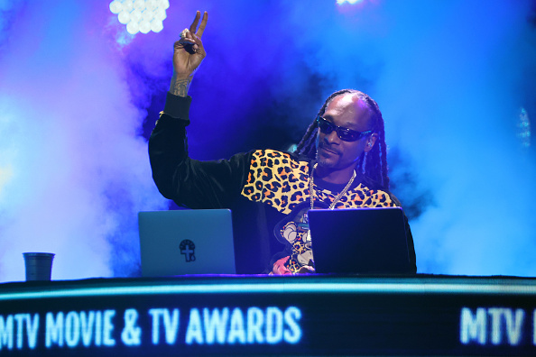 Due To Inflation Snoop Dogg Gave His Personal Blunt Roller A Raise, Started w/ $50K Per Year - Vimarsana News