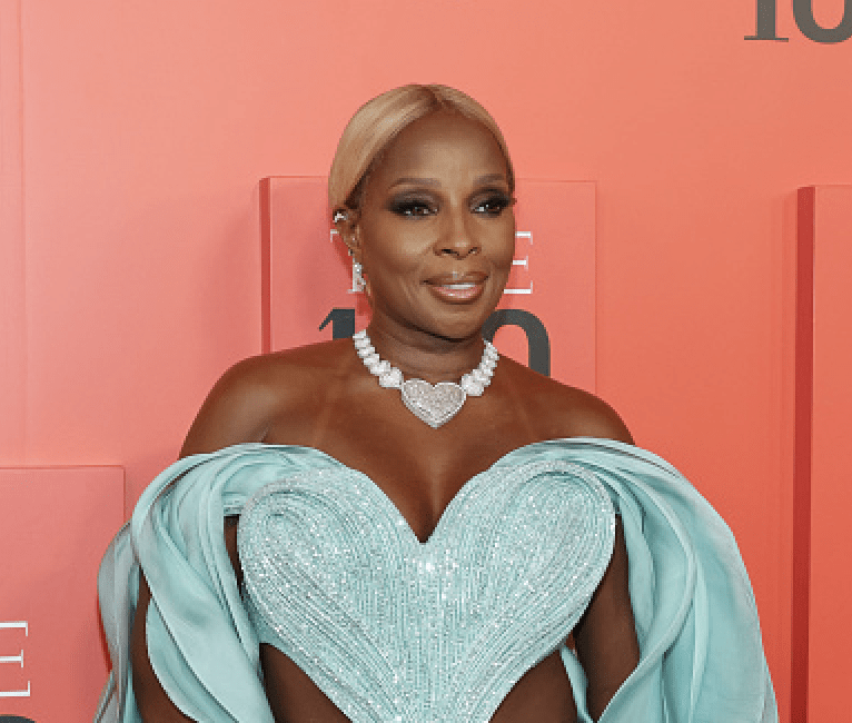 Internet Reacts To Mary J. Blige's Sensual Dance Moves With Her Tongue Out - Vimarsana News