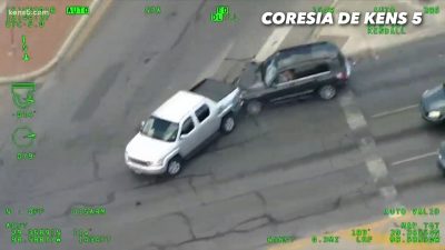 Mujer perseguida por la policía se marcha a pie con el bebé después de chocar el automóvil