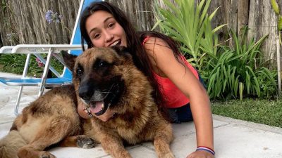 muchacha y perro aleman