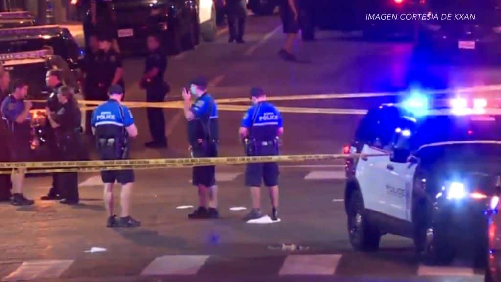 La Policia de Austin en el centro despues de la muerto de un sospecho armado.