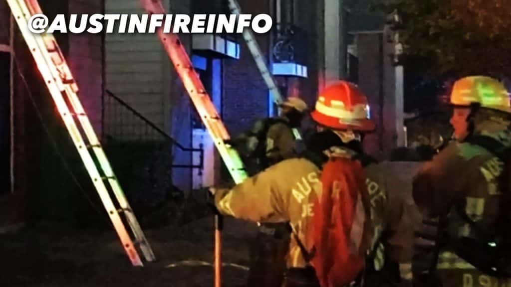 Bomberos de Austin apagando las llamas de un apartamento en Austin.