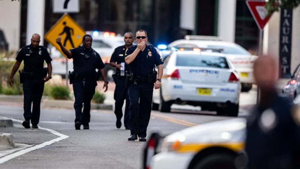 Jacksonville Florida y los policías ayudando después del tiroteo el 26 de Agosto.