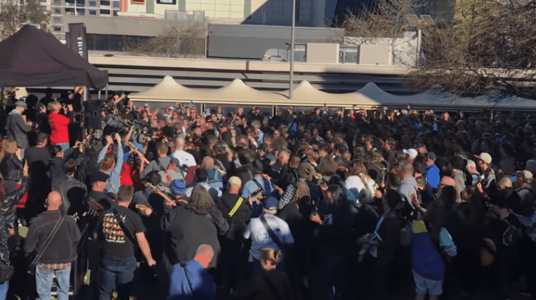 Over 450 Guitarists Break A World Record While Playing AC/DC Together ...