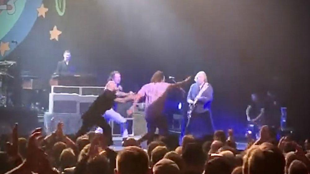 Stage-crasher gets Guitar to the Face at The Black Crowes Concert!