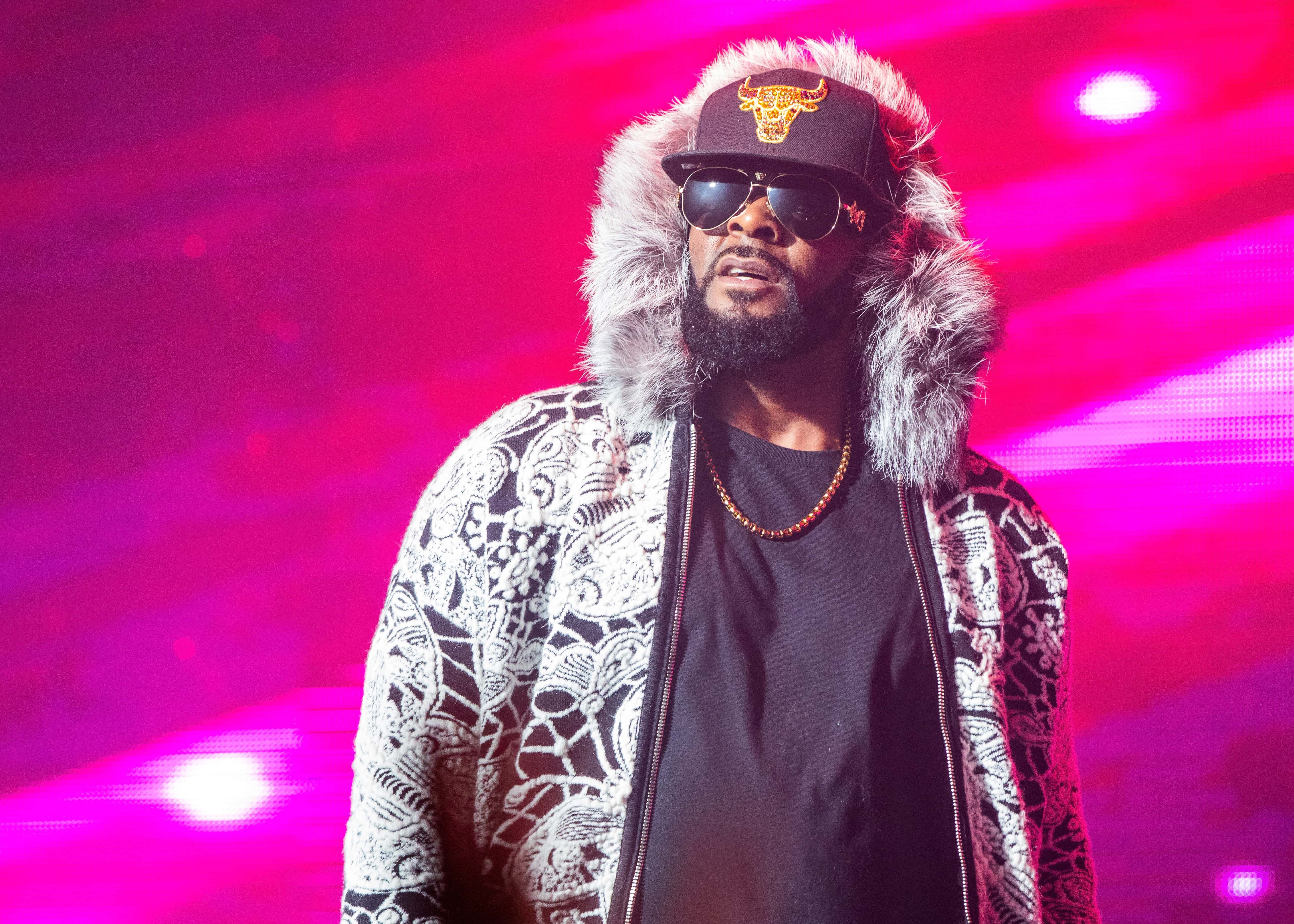 r-kelly-spotted-celebrating-his-birthday-tells-crowd-i-don-t-give-a