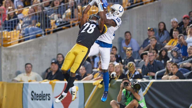 Steelers safety Sean Davis makes a pick.