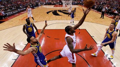 2019 NBA Finals - Game Two People: Stephen Curry, Kawhi Leonard:Getty Images