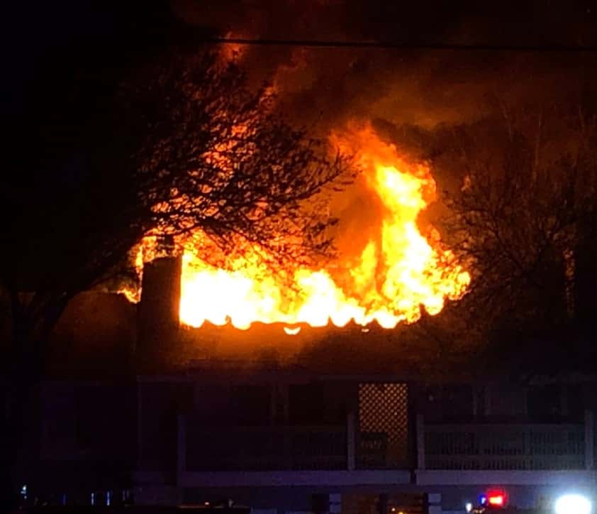 Fire engulfs building at Pflugerville apartment complex