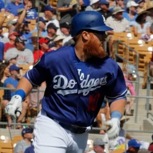 Free agent Justin Turner agrees to one-year, $6M contract with the Chicago Cubs