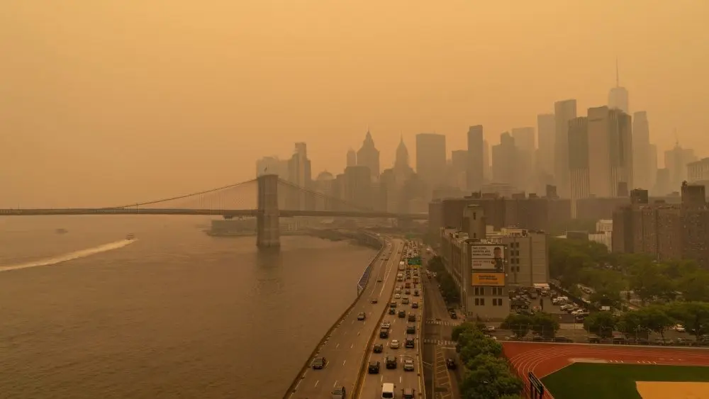 View on June 7^ 2023 of hazy New York city skylines during bad air quality because smoke of Canadian wildfires brought in by wind