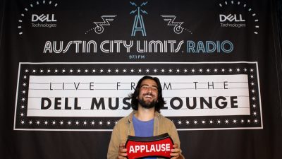 Noah Kahan holding applause sign