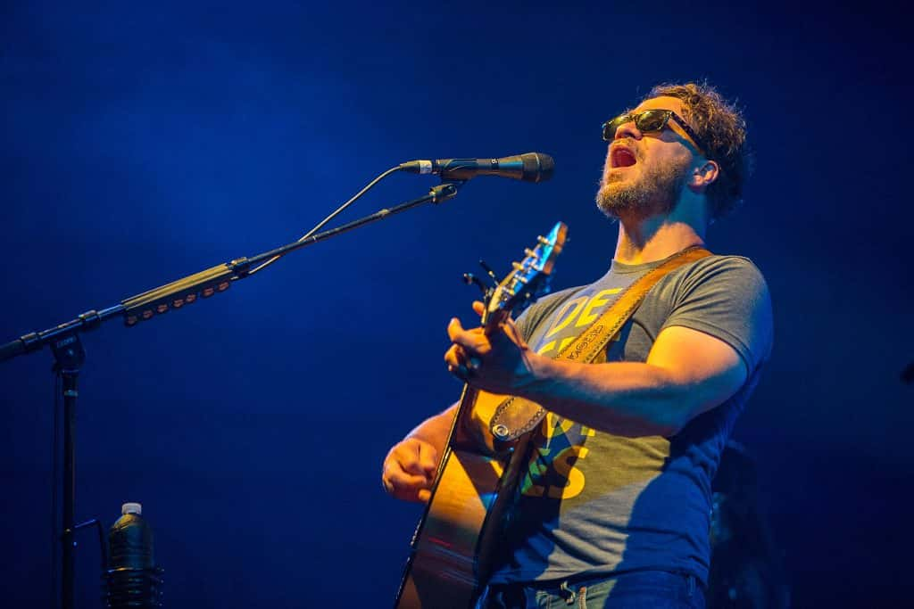 Amos Lee performing