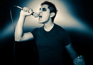 Emo male signer with eyeliner.