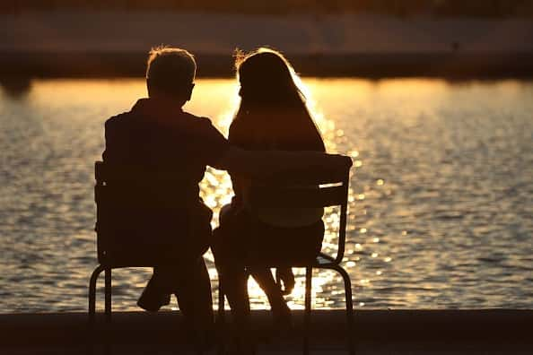 Couple in sunset in front of water