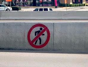 no pedestrian crossing sign on I-35