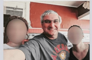 Holcomb with no mask at Brown Co restaurant