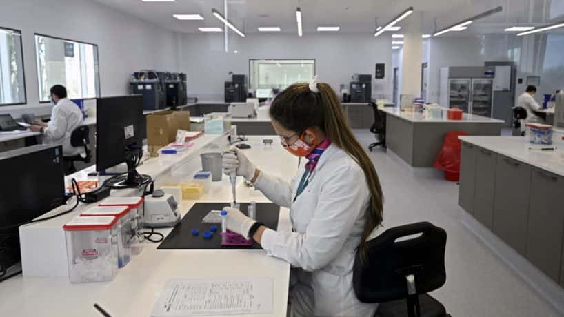 Scientists work at the mAbxience biosimilar monoclonal antibody laboratory plant in Garin, Buenos Aires province, on August 14, 2020, where an experimental coronavirus vaccine will be produced for Latin America. - Argentina will manufacture while Mexico will pack and distribute in Latin America, except of Brazil, the vaccine against COVID-19 developed by the University of Oxford and the AstraZeneca laboratory. (Photo by JUAN MABROMATA / AFP)