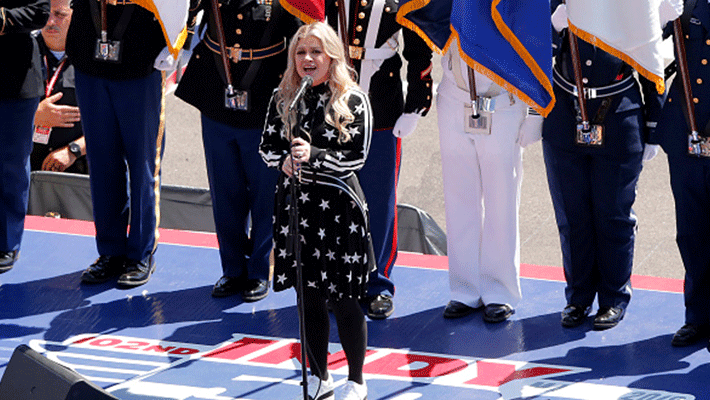 Kelly Clarkson singing the National Anthem at the 2018 Indy 500