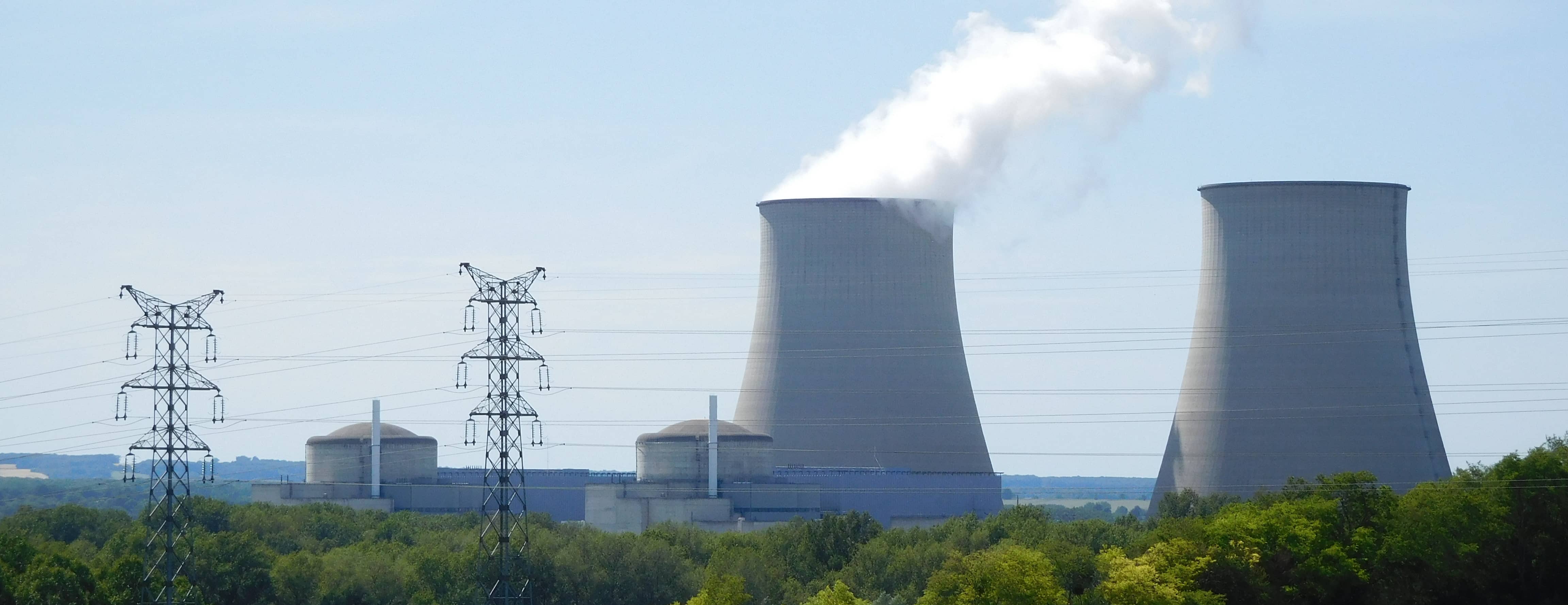 belleville_nuclear_power_plant_and_two_pylons-cropped