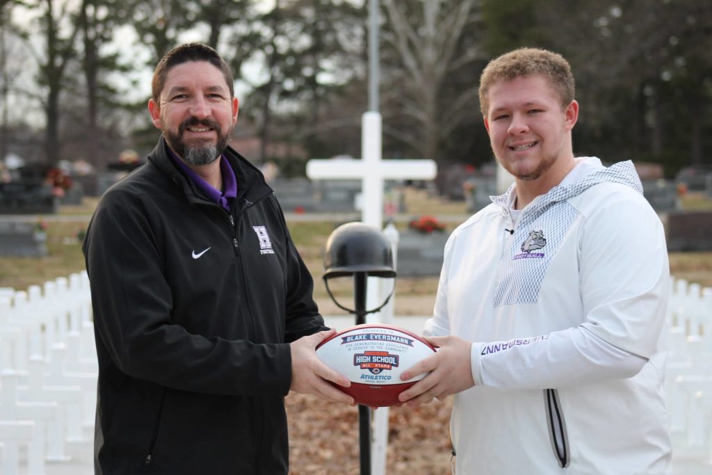 Harrisburg's Eversmann receives award for community service from Chicago Bears - Vimarsana News