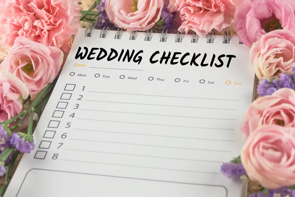 wordweddingchecklistnotepaperonpinkflowerbackground