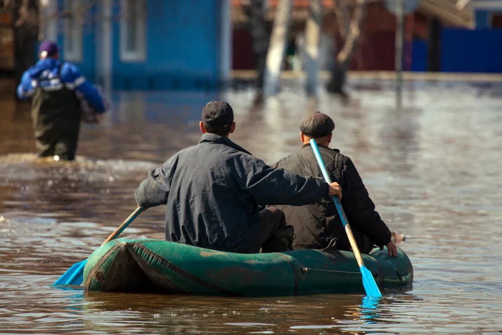 floodbigwaterpeopleintheboat