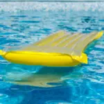 inflatablewateractivitiesmattressesfloatonthewaterinthe