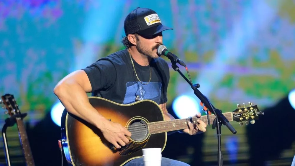 Riley Green and Ella Langley celebrate their 1 on country radio with