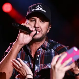 Luke Bryan performs at Nissan Stadium during the 2017 CMA Festival on June 8^ 2017 in Nashville^ Tennessee.