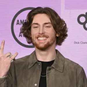 Bailey Zimmerman at the 2022 American Music Awards at the Microsoft Theatre. LOS ANGELES^ CA. November 20^ 2022