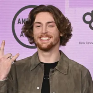 Bailey Zimmerman at the 2022 American Music Awards at the Microsoft Theatre. LOS ANGELES^ CA. November 20^ 2022