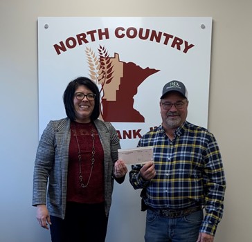 kevin-krueger-president-of-the-polk-county-soybean-and-corn-growers-presenting-check-to-susie
