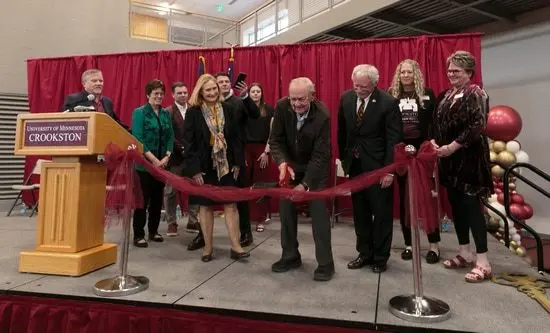 les-nielsen-cutting-ribbon-at-dedication-ceremony-on-april-20423518