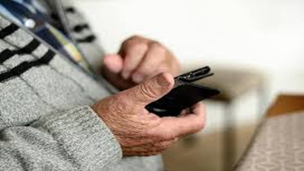 senior-citizen-cell-phone-use-1000x563