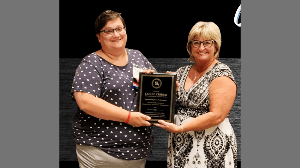 leslie-crider-receives-award-7-29-21