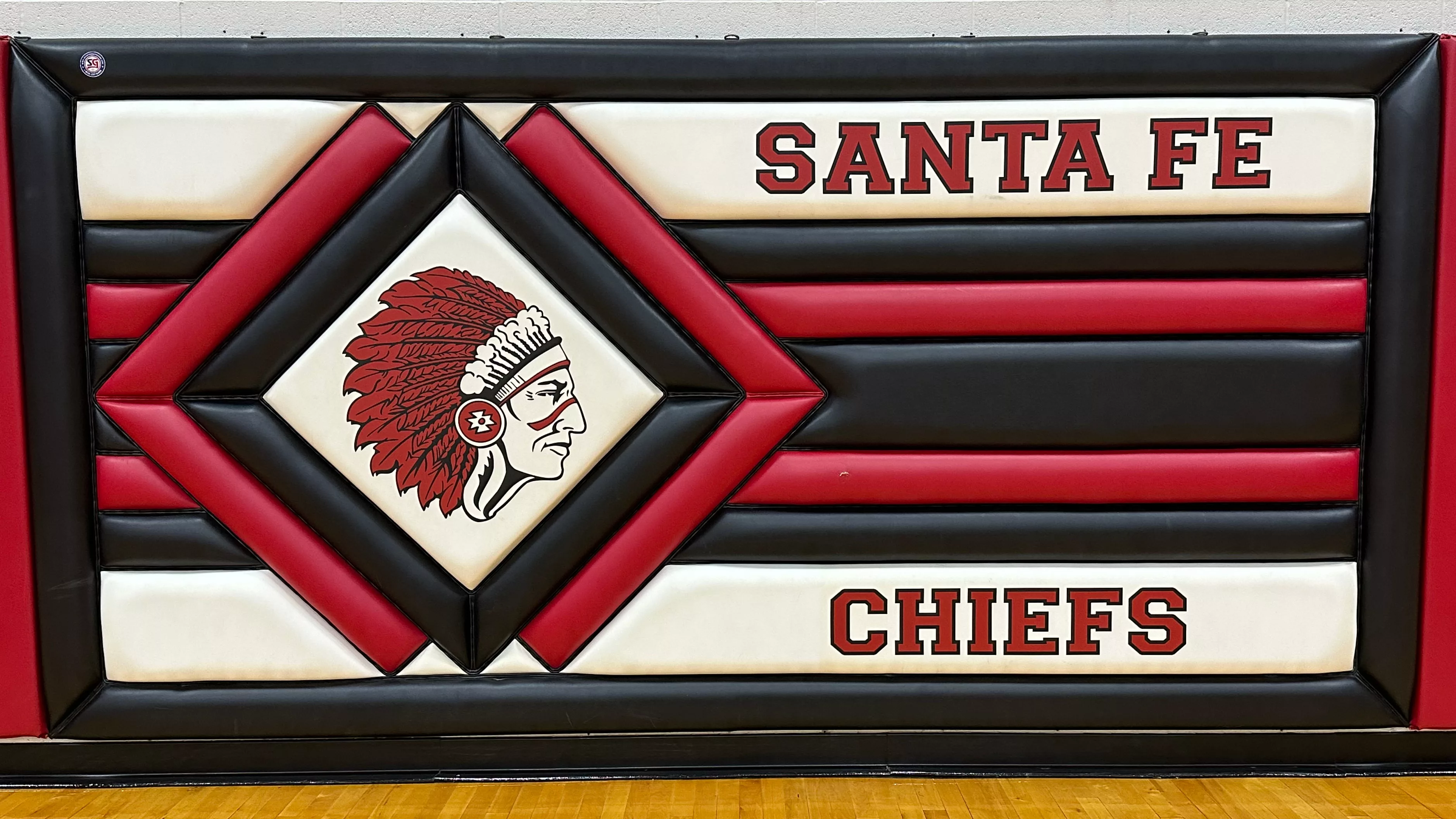 24-0918-santa-fe-logo-on-gym-padding