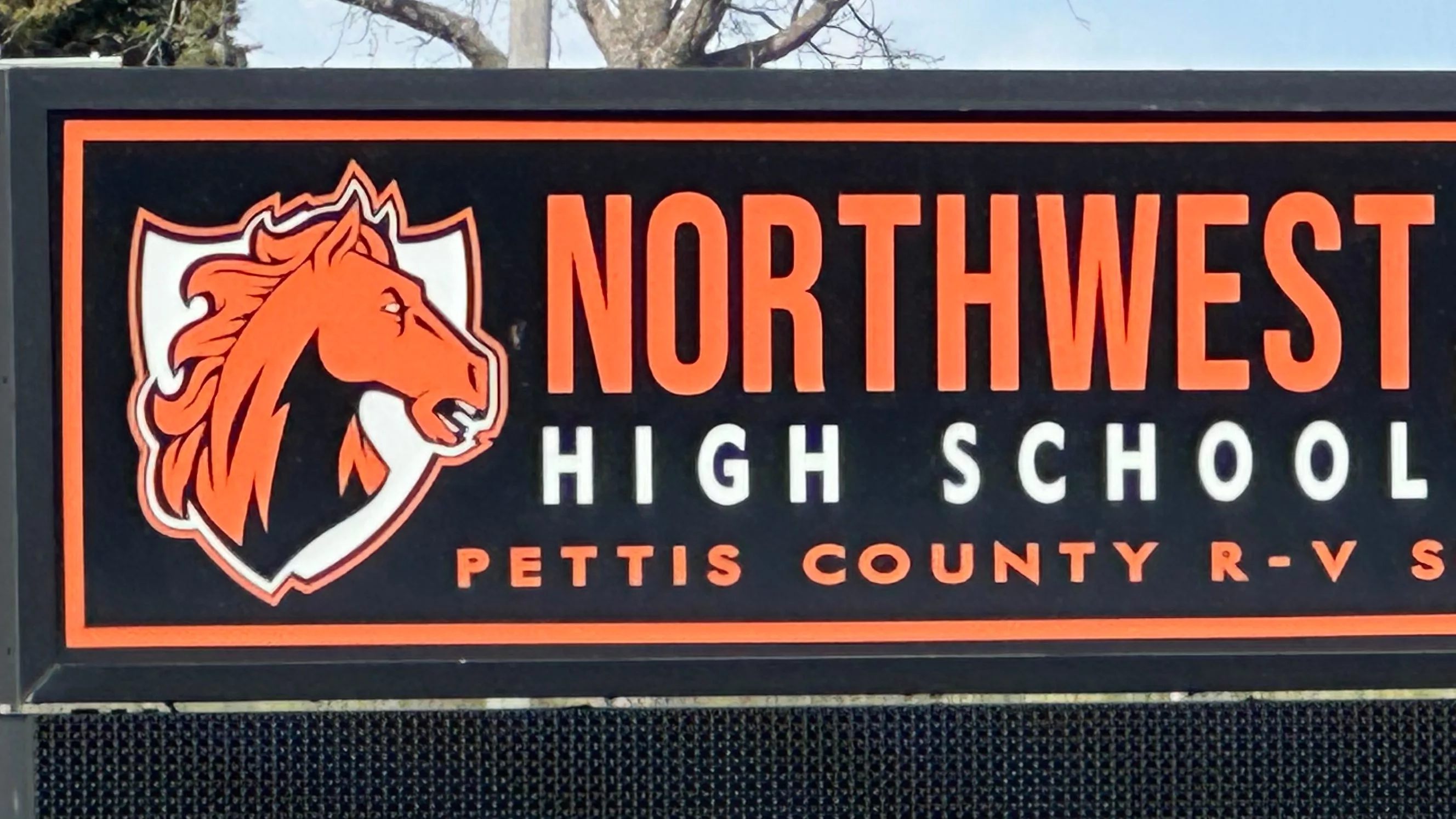 25-0402-nwr5-hs-sign-at-front
