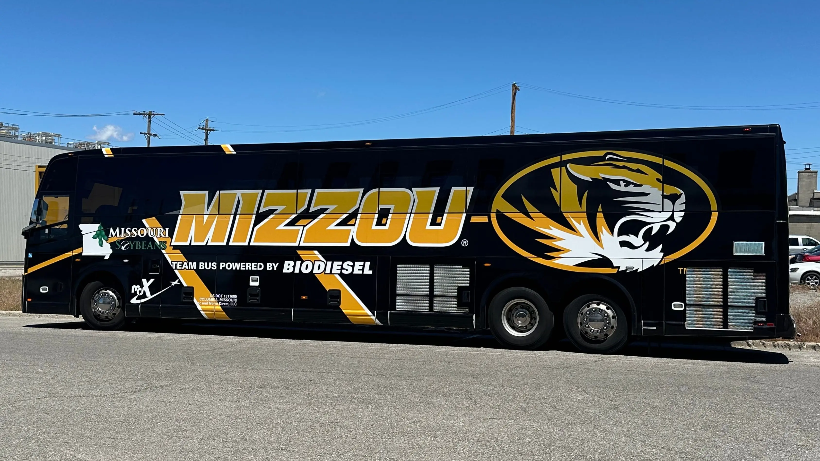 25-0521-mizzou-team-bus-in-marshall