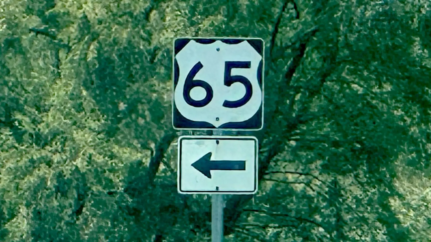 25-0611-rt-65-sign-pointing-left