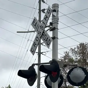 25-0425-sign-n-lights-at-railroad-crossing-in-brunswick