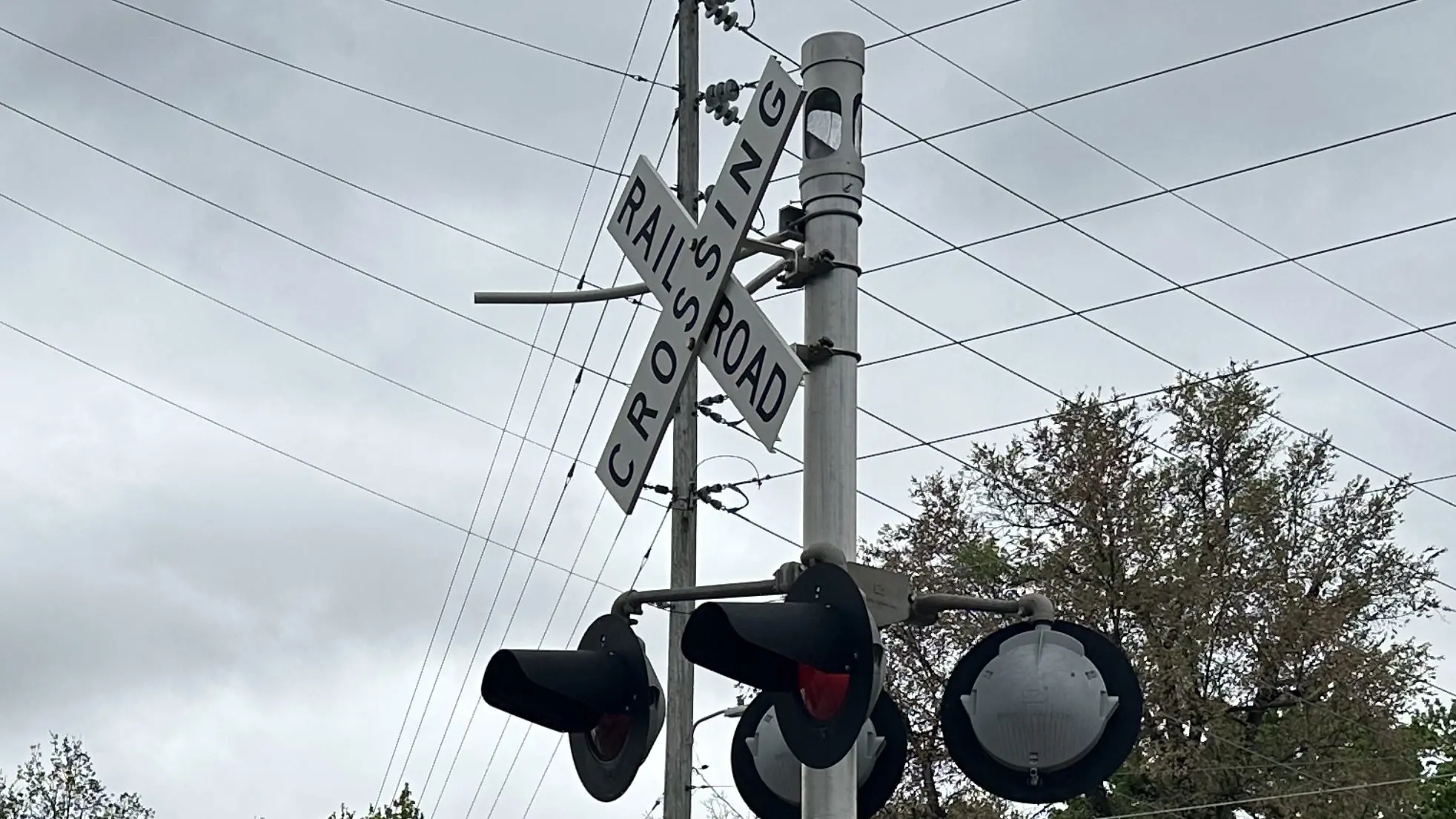 25-0425-sign-n-lights-at-railroad-crossing-in-brunswick
